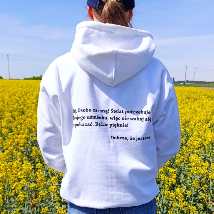 Ciepła bluza z przesłaniem „Dobrze, że jesteś” – noś dobro i wywołuj uśmiech bez słów, każdego dnia.