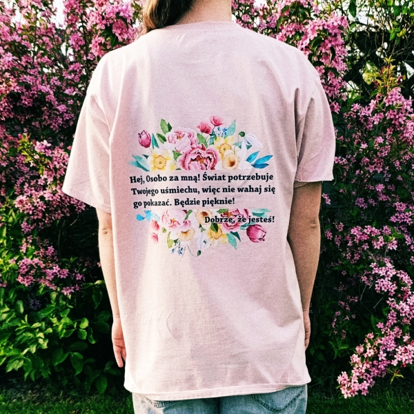 Koszulka oversize Dobrze, że jesteś! z kwiatowym motywem Unisex pozytywny T-shirt z przesłaniem