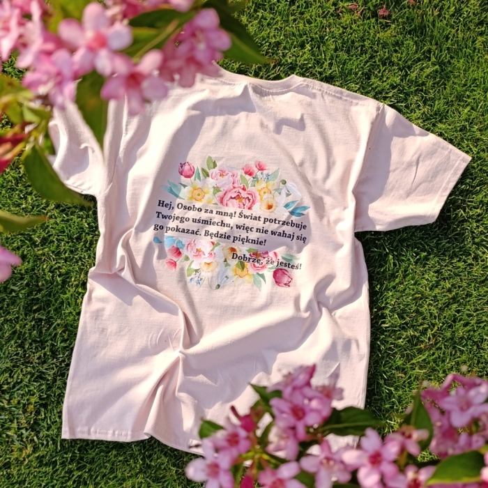 Koszulka oversize Dobrze, że jesteś! z kwiatowym motywem Unisex pozytywny T-shirt z przesłaniem