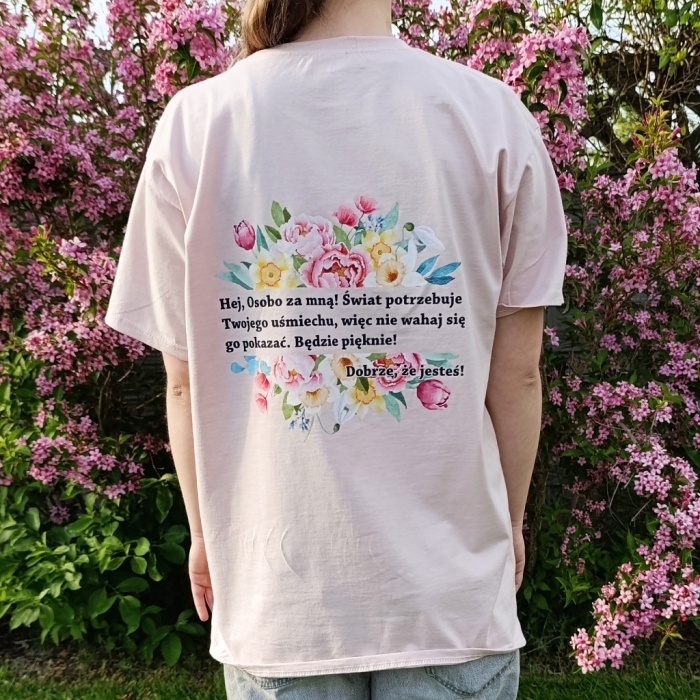Koszulka oversize Dobrze, że jesteś! z kwiatowym motywem Unisex pozytywny T-shirt z przesłaniem