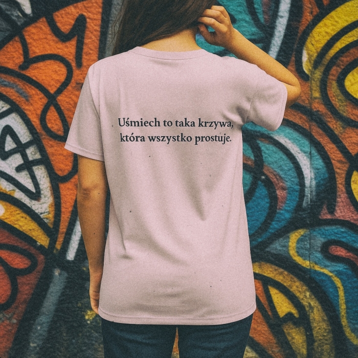 Koszulka z napisem „Uśmiech to taka krzywa, która wszystko prostuje” – pozytywna koszulka NosDobro