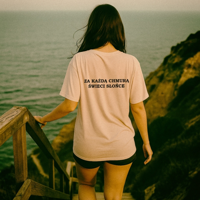 Koszulka z napisem „Za każdą chmurą świeci słońce” – pozytywna koszulka NosDobro pełna nadziei