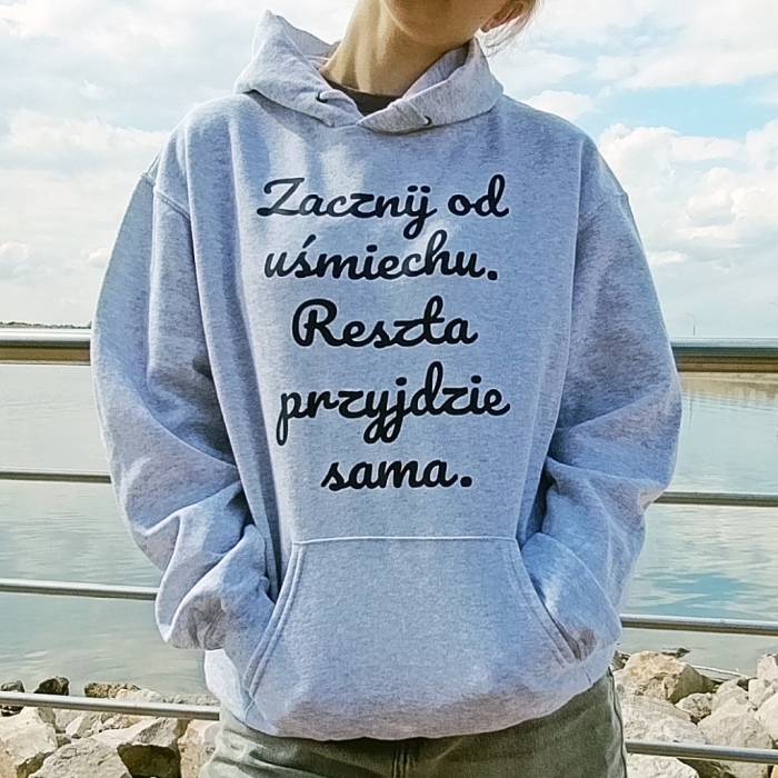 Bluza z przesłaniem oversize z kapturem Zacznij od uśmiechu. Reszta przyjdzie sama.