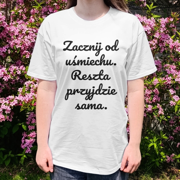 Koszulka z przesłaniem oversize Zacznij od uśmiechu. Reszta przyjdzie sama.