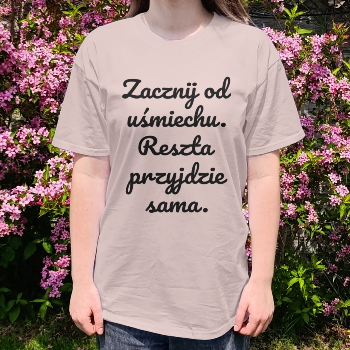 Koszulka z przesłaniem oversize Zacznij od uśmiechu. Reszta przyjdzie sama.